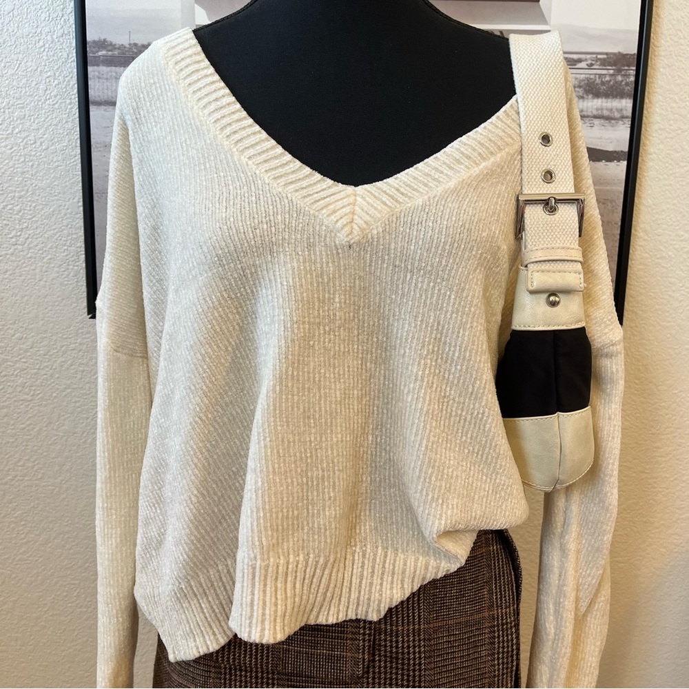 Forever 21 plus soft v neck knitted sweater